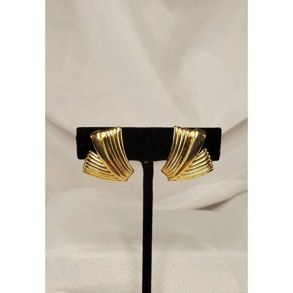 Vintage Crown Trifari Textured Gold Tone Folded Clip on Huggies Earrings Signed - Picture 1 of 13